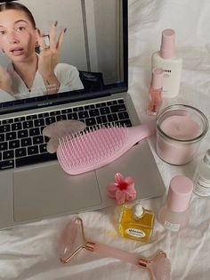 Clean Skincare Aesthetic, Skincare And Makeup Aesthetic, Makeup And Skincare Aesthetic, Skincare Aesthetic Products, Aesthetic Habits, Skincare Girl Aesthetic, Clean Girl Skincare, Skincare Routine Aesthetic, Aesthetic Skincare Routine