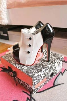 Love this look these shoes are so cute! Gorgeous Shoes, Fabulous Shoes, Hot Shoes, Crazy Shoes, Pretty Shoes, Dream Shoes, White Shoes, Beautiful Shoes, Shoe Box