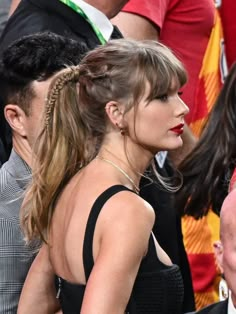 the back of taylor swift's dress as she stands in front of a crowd