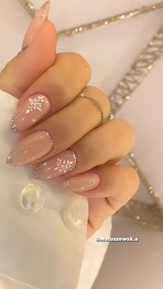 Rose Gold Xmas Nails, Nude Xmas Nails, Nude Christmas Nail Designs, Christmas Nude Nails, News Years Nails, White On White Nails, Pretty Nails For Winter, Nude Winter Nails, Xmas Nail Ideas