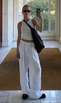 White Effortless Pants Outfit, Summer 2023 Street Style, Y2k Fashion Street Styles, Slip Dress Casual, Street Style 2023, Quoi Porter, Style 2023, Mode Vintage, Looks Style