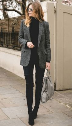 Winter Office Outfits, Professional Office Outfit, Classy Street Style, Professional Work Outfit, Walking Down The Street, Woman Walking, Office Outfits Women, Black Outfits, Winter Outfits For Work