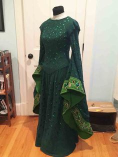 Lady Macbeth Beetlewing Gown, Part IX: Sleeves | It's All Frosting... Lady Macbeth Costume, Lady Macbeth Art, Green Medieval Gown, Macbeth 3 Witches, Lady Macbeth 2016, Ren Faire Outfits, Wings Dress, Fair Lady