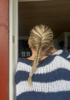 Fishtail Braid Aesthetic, Fishbraid Hairstyles, Scandi Hairstyles, Hairstyles Fishtail Braid, Scandi Hair, Braids Fishtail, Inspo Hairstyles, Vacation Hair, Fishtail Braid