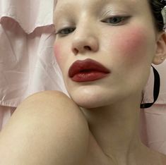 Cristina Efi, Pomegranate Makeup, Pelo Color Vino, Red Core, Smink Inspiration, Dope Makeup, Make Up Inspo, Editorial Makeup, Maquillaje Natural