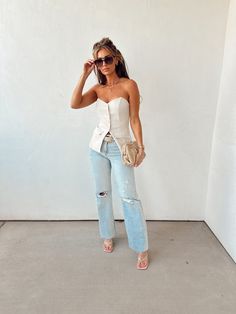 Size 2 Fashion, Lake House Party Outfit, Big Back Outfits, Trendy Going Out Outfits 2024, Beach Jeans Photoshoot, Strapless Denim Top Outfit, Tshirt Poses For Women, Jeans And White Shirt Engagement Photos, Steak House Outfit Women