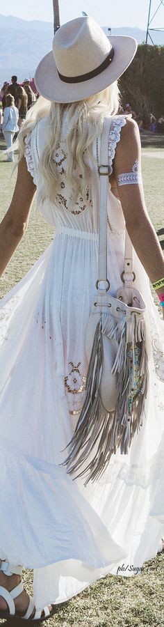 ╰☆╮Boho chic bohemian boho style hippy hippie chic bohème vibe gypsy fashion… Sukienki Maksi, Chic Style Outfits, Boho Chic Style Outfits, Hippie Purse, Boho Mode, Mode Hippie, Estilo Hippie, Hippie Look, Boho Fashion Bohemian