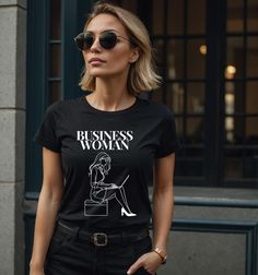 Add elegance and professionalism to your wardrobe with our stylish Business Woman T-Shirt. Designed specifically for modern women who want to look sophisticated while staying comfortable all day long, the Business Woman T-Shirt is the perfect combination of fashion and functionality. Product Description: Design: Business Woman T-Shirt with an elegant and minimalist design Material: Made from premium cotton and elastane for comfort and stretch Fit: Tailored and comfortable fit that accentuates th Boss Lady Shirt, Business T Shirt, Style Désinvolte Chic, Boss T Shirt, Shirt Girl, Business Outfit, Formal Style, Professional Look, Style Mistakes