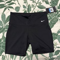 Nike Yoga Shorts, Nike Biker Shorts, Tennis Fits, Sports Ideas, Sports Clothes, Nike Yoga, Cute Pajama Sets, Gym Outfits, Cute Lazy Outfits