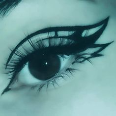 Emo Graphic Liner, Graphic Eyeliner Goth, Goth Graphic Liner, Cool Eyeliner Looks, Artsy Eyeliner, Alternative Eyeliner, Eyeliner Alt, Alt Eyeliner