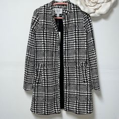 Carolina Belle Montreal Black/White Houndstooth Open Front Coat, Nwt, Size Small, Stand Up Collar Front Pockets, Approximately Measurements Pit To Pit 19” Length Shoulder To Hem 33” Fully Lined Chic Houndstooth Outerwear For Office Wear, White Houndstooth Outerwear For Spring, Spring Houndstooth Outerwear For Business Casual, Chic Houndstooth Outerwear For Spring, Trendy White Houndstooth Outerwear, White Business Casual Outerwear For Fall, White Houndstooth Outerwear For Office, Cropped Faux Fur Coat, Plaid Trench Coat