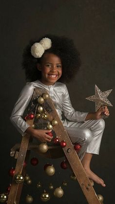 Fine Art Christmas Portraits, Christmas Backgrounds Photoshoot, Christmas Fine Art, Holiday Photo Shoot, Creative Tattoo Ideas, Family Portrait Outfits