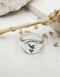 Item details Handmade Hypo Allergenic, Nickel Free, Processed with Anti Tarnished, Genuine 925 Sterling Silver with stamp. A very beautiful Oval Signet Ring with an engraving of Humming Bird, made up of genuine 925 Sterling Silver with 14K Gold plated. Perfectly deeply engraved ready to wear with any of the outfits. All our jewelry are e-coated, tarnish resistant and 100% nickel free. We assure you best quality. If you want we can engrave other design also. Just message me for custom design. ➤PR Hummingbird Ring, Bird Rings, Jewelry Nature, Personalized Ring, Nature Ring, Humming Bird, Bird Jewelry, Bird Lover, Silver Jewelry Rings