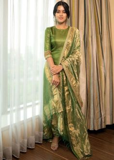 Indian Colour Combinations, Aamra By Lavanya, Silk Churidar Designs Ideas Patterns, Green Kurti Combination, Green Traditional Outfit, Green Indian Outfit, Mrinalini Ravi, Mirnalini Ravi, Gold Dupatta