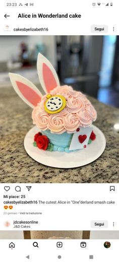 the cake is decorated like an easter bunny