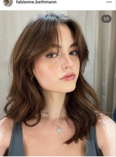 Bangs On Round Face Chubby, Shoulder Length Wavy Hair Curtain Bangs, Volumizing Haircuts For Medium Length Hair, Mid Length Brown Hair With Curtain Bangs, Soft Bangs Wavy Hair, Round Face Haircuts Fine Hair, Wavy Mid Length Hair With Bangs, Eyebrow Length Curtain Bangs, Mid Hair With Curtain Bangs