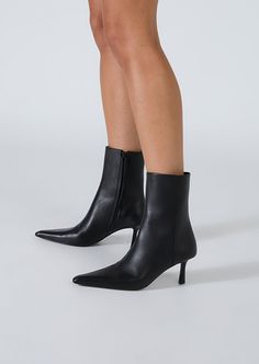 Experience the undeniable allure of our Quincy ankle boot. Featuring our signature Nappa Leather, a sleek pointed toe and slender heel, this black beauty exudes timeless elegance, elevating your style with every step. -Material: Leather -Sole: Man-made -Fit: True to size -Toe-shape: Point -Features: Slender heel -Heel: 6.5cm Women Heel Boots, Thigh High Boots Flat, Tony Bianco, Bow Heels, Slingback Shoes, How To Stretch Boots, Sandals For Sale, Black Beauty, Outfit Casual