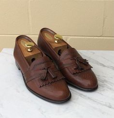 BALLY Men's Brown Kiltie Tassel Brogue Dress Loafers Shoes Size US 10.5 D. Italy Excellent Condition +CLEANED WITH ANGELUS EASY CLEANER. +SADDLE SOAP ANGELUS. +WE USED ULTRAVIOLET STERILIZER ON THESE SHOES. +ANGELUS GENUINE MINK OIL. +FROM A CLEAN SMOKE FREE HOME. For more details on the item please take time to zoom in on the item in the photos provided for more in depth information. We strive to be as accurate as possible with our descriptions and pictures. Our photos are of articles that We o Office Wingtip Tassel Loafers With Brogue Detailing, Vintage Loafers With Brogue Detailing For Work, Vintage Brogue Loafers For Work, Wingtip Tassel Loafers With Brogue Detailing For Business, Semi-formal Wingtip Tassel Loafers With Brogue Detailing, Semi-formal Tassel Loafers With Brogue Detailing, Vintage Tassel Loafers With Leather Sole For Work, Vintage Brown Tassel Loafers For Work, Semi-formal Wingtip Tassel Loafers