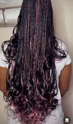 Black Box Braids With Highlights, Black And Blue French Curl Braids, Box Braid Colour Ideas, Pink And Black French Curl Braids, Pink And Brown French Curl Braids, Pretty Braid Colors, Braid Ideas With Color, French Curl Braids Color Ideas, Black And Pink Passion Twists