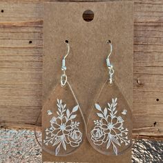 Cute Clear Acrylic Teardrop Earrings. Features An Engraved Design Of A Bunch Of Wildflowers. Super Cute, Lightweight, And Hypoallergenic! Cut And Engraved On My Laser Engraver. Clear Acrylic Earrings, Acrylic Earrings Laser Cut, Acrylic Projects, Puppy Jewelry, Murano Glass Earrings, Baublebar Earrings, Lapis Earrings, Engraved Design, Druzy Earrings