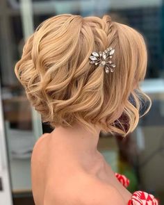 Peinados para la mamá del novio Short Hair 2022, Wedding Updos For Short Hair, Hairstyle Bridesmaid, Updos For Short Hair, Bob Wedding Hairstyles, Hair 2022, Wedding Updos, Short Hair Lengths