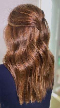 Ginger Hazel Hair, Ginger Undertone Hair, French Hair Trends 2023, Red Toned Brunette Hair, Honey Tones Brown Hair, Light Ginger Brown Hair Color, Light Brown Hair With A Red Tint, Brown Root Smudge Red Hair, Brown To Cooper Hair