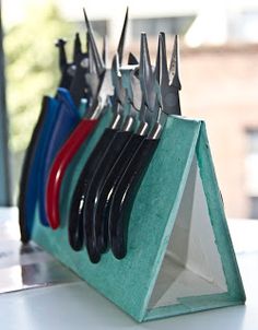 there are many knives in the holder on the table