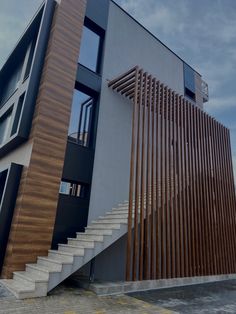 эстетика, здания, архитектура Railing Design Exterior, Minimalist Fence Design, Wall Exterior Design, Exterior Staircase, Black And White Patio, External Staircase, White Patio, Colorful Patio, Backyard House