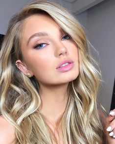 Curled Blonde Hair, Hair Selfie, Hair Light, Makeup For Blondes, Romee Strijd, Beauty Make-up