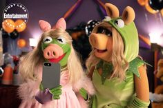 the muppet and miss piggy show off their cell phones