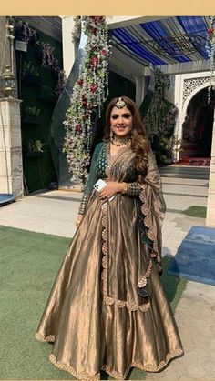 Sister Of The Bride Lehenga, Golden Chaniya Choli, Golden Lehenga Color Combos, Lehenga Bridal Look, Ghagra Designs, Red Lehenga Bridal, Plus Size Lehenga, Lehenga Bridal, Trending Wedding