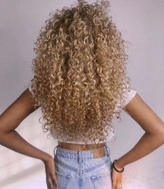 Cool Blonde Curly Hair, Curly Blonde Hair Highlights, Blonde 3b Hair, Blonde Curly Hair Mixed Girl, Blonde 3c Hair, Honey Blonde Hair Curly, Curly Hair Blonde Balayage, Honey Blonde Highlights Curly Hair, Curly Blonde Balayage