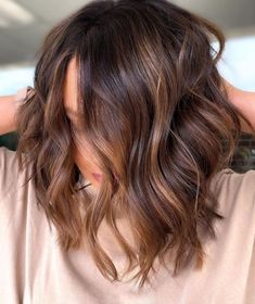 Balayage Hair Short Caramel, Fall Brunette Bob, Full Balayage Brunettes Short Hair, Brunette Balayage Hair Fall 2023, Med Brown Hair With Highlights Caramel, Baylage Brunette Short, Brown Fall Hair Balayage, Fall Hair Color For Brunettes Balayage Caramel Chocolate Brown Short Hair