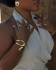 Jewlrey Aesthic Black Women, Black Women Gold Jewelry, Chunky Gold Jewelry Aesthetic, Arm Jewelry Gold, Jewelry Inspo Gold, Dope Jewelry Accessories, Creative Jewelry Photography, Earring Storage, Jewelry Organizers