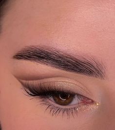 Cool Simple Makeup Looks, Prom Makeup Brown Eyeshadow, Prom Makeup For Brown Eyes Natural, Prom Makeup For Silver Jewelry, Homecoming Makeup Brown Eyes, Glowy Holiday Makeup, Natural Look Eye Makeup, Simple Smoky Makeup Looks, Prom Makeup Inspo Brown Eyes