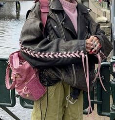 Pink Jacket Outfit Aesthetic, Cinema Outfit Ideas, Pink Leather Jacket Outfit, Cinema Outfit, Pink Jacket Outfit, Leather Jacket Outfit, Street Style Fall Winter, Pink Leather Jacket, Insta Outfits