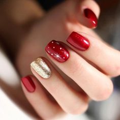 Red And Gold Nails, December Nails, Red Christmas Nails, Cute Christmas Nails, Christmas Gel Nails, Gold Nail, Christmas Nail Art Designs, Makijaż Smokey Eye