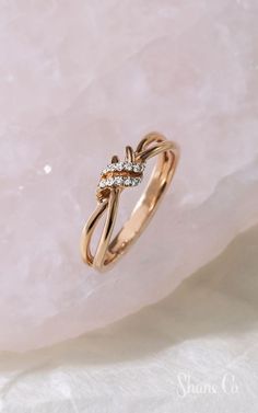 خواتم خطوبة, Hand Jewelry Rings, قلادات متدلية, Couple Ring Design, Ring Jewellery Design, Modern Gold Jewelry, Pretty Jewelry Necklaces