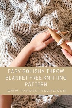 someone is knitting a blanket with the words easy squisy throw blanket free knitting pattern