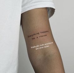 a man with a tattoo on his arm that says everything happens for a reason, traducao uno accomcente por arm radiato