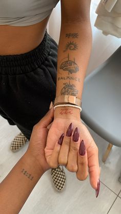 Inside Of Hand Tattoo, Side Palm Tattoo Hands, Side Palm Tattoo, Womens Finger Tattoo, Dainty Hand Tattoos For Women, Side Hand Tattoo, Body Museum, Palm Tattoo, Side Hand Tattoos