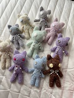 there are many crocheted teddy bears on the bed