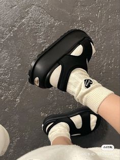 Sandal Crocs, Crocs Fashion, Mode Shoes, Kawaii Shoes, Best Shoes For Men, Best Shoes