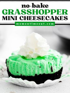 A St. Patrick's Day dessert recipe for mini grasshopper cheesecakes! Piled atop an Oreo crust and loaded with mint flavor, these No-bake Grasshopper Mini Cheesecakes are a delicious and easy St. Patrick's Day treat you'll want to have year-round! Mini Cheesecakes No Bake, Oreo Crust Recipe, Cheesecakes No Bake, No Bake Cheesecake Recipe, Easy No Bake Cheesecake, Mini Cheesecake Recipes, Baked Cheesecake Recipe