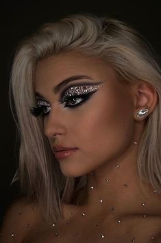 Rhinestone Makeup Dramatic, Glitter Drag Makeup, Drag Queen Makeup Looks, White Glitter Makeup, 2023 Eyeshadow, White Eyeshadow Looks, Christmas Makeup Looks Simple, Christmas Makeup Art, Rhinestone Makeup Looks