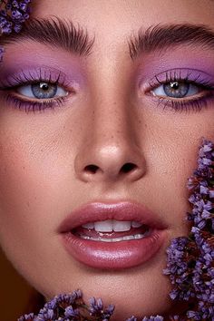 Lilac Eyeshadow, Monochromatic Makeup, Purple Makeup Looks, Shiny Makeup, Purple Eyeliner, Pink Eyeshadow Look, Orange Eyeshadow