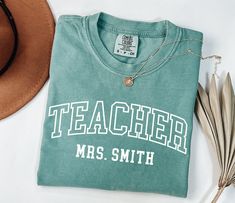 NEXT DAY SHIPPING! Printed on Comfort Colors® tees for that soft, vintage look and feel. 💖 Custom Teacher Shirt, Comfort Colors Teacher Tee, Personalized Teacher Gift, Teacher Appreciation, Back to School, New Teacher Gift, Teacher, Custom Teacher Name, Teacher Name Shirt, 1st day of school, Mrs Teacher Shirt Production Time: 1-2 days Shipping Time: 2-5 business days Product Details: Comfort Colors® 1717 Unisex Garment-Dyed T-shirt Relaxed Fit Made 100% with ring spun cotton DTG (Direct To Garm Vintage College T-shirt With Lettering, Vintage T-shirt With Lettering For College, Vintage Lettering T-shirt For College, Retro Crew Neck T-shirt For Teacher Appreciation, Vintage Letter Print T-shirt For Everyday, Teacher Team Shirts, New Teacher Gift, Teacher Custom, New Teacher Gifts