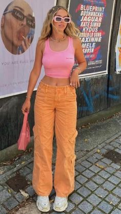 Orange And Pink Outfit, Pink Outfit Inspiration, Swimsuit Styles, Bright Outfit, Bright Colored Outfits, Outfits Colorful, Orange Jeans, Outfit Festival, Orange Fits