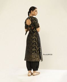 Gale Ke Design Suit Ke, Satin Kurti Designs, Long Kurta Designs, Latest Traditional Dresses, Trendy Kurti, Long Blouse Designs, Stylish Kurtis Design, Lehenga Designs Simple, Celebrity Casual Outfits