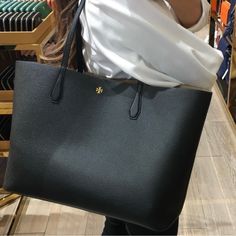 Nwt Tory Tote. Please Refer To Pictures For More Info! Tory Burch Black Bag, Tory Burch Bags Handbags, University Bags Women, Uni Tote Bag, Tote Bag University, School Tote Bags, Tory Burch Tote Bag, Uni Bag, Tote Bags For School